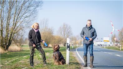 Jagdpächterin Heike Hauenschild und Holger Lehmgrübner aus der Geschäftsführung der Bremerhavener Tier- und Naturschutzstiftung bringen die Wildwarnreflektoren an.