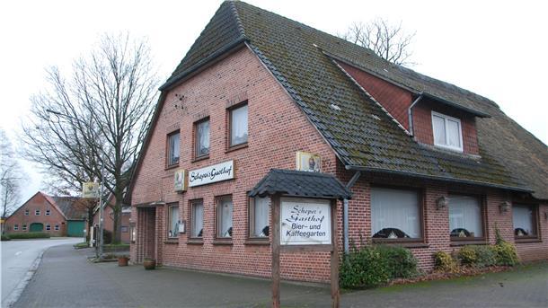 Jahrelang Treffpunkt für die Bürger aus Köhlen und den umliegenden Ortschaften: Scheper’s Gasthof. Grundstück und Gebäude sollen jetzt verkauft werden. Die Stadt Geestland steht in den Startlöchern. Sie plant den Abriss des Hauses mitsamt Saal. Foto: Schoener