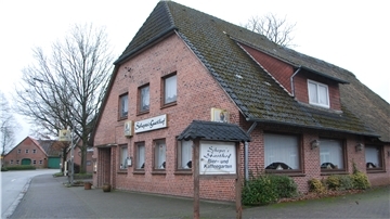 Jahrelang Treffpunkt für die Bürger aus Köhlen und den umliegenden Ortschaften: Scheper’s Gasthof. Grundstück und Gebäude sollen jetzt verkauft werden. Die Stadt Geestland steht in den Startlöchern. Sie plant den Abriss des Hauses mitsamt Saal. Foto: Schoener