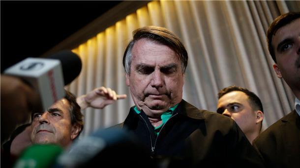 Sturm auf Kongress: Anklage gegen Bolsonaro gefordert Jair Bolsonaro, ehemaliger Präsident von Brasilien, umgeben von Journalisten in einem Restaurant in Belo Horizonte.
