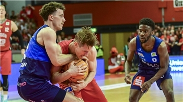 Jake Biss (links) kämpft mit dem Gießener Aiden Warnholtz um den Ball, Eisbären-Spielmacher Elijah Miller beobachtet die Szene.