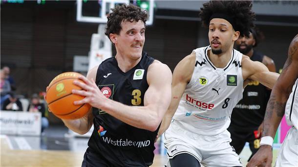 Jake Biss (links) verstärkt die Eisbären Bremerhaven als Shooting Guard.