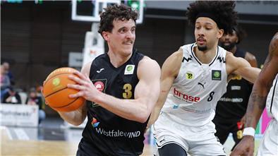 Jake Biss (links) verstärkt die Eisbären Bremerhaven als Shooting Guard.