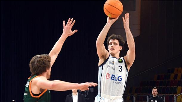 Die Eisbären verlieren ihr erstes Testspiel gegen einen Erstligisten Ein Basketballer wirft auf den Korb.