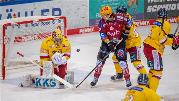 Jake Virtanen mit Durchsetzungsvermögen vor Düsseldorfs Keeper Haukeland.