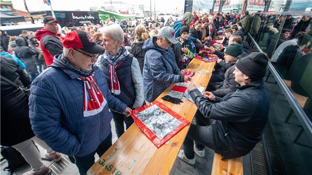 Jake Virtanen (rechts) gibt Autogramme.