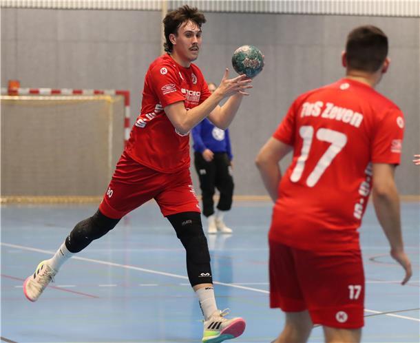 Zevener Handballer gewinnen in Himmelpforten und steigen in die Landesliga auf Jakob Wolf (links) machte sein vielleicht bestes Spiel für den TuS Zeven, erzielte überragende zehn Tore beim Sieg in Himmelpforten.