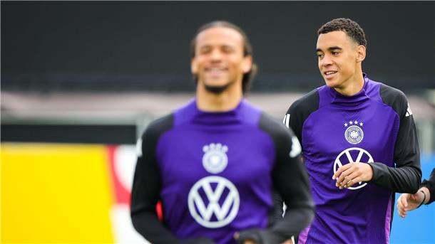 Schachspieler Sané ohne Chance gegen Musiala Jamal Musiala (r) und Leroy Sané haben sich im Schach duelliert.