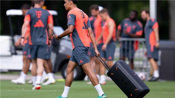 Jamal Musiala zieht eine Musikbox auf den Trainingsplatz. Gegen Flamengo soll der Bayern-Star auf dem Platz für die Musik sorgen.