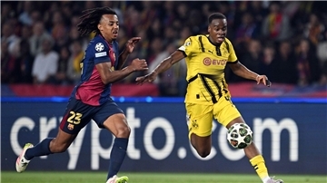 Jamie Gittens (r) wechselt wohl zum FC Chelsea.