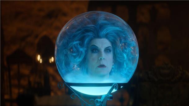Jamie Lee Curtis als Madame Leota in einer Szene des Films „Geistervilla“.