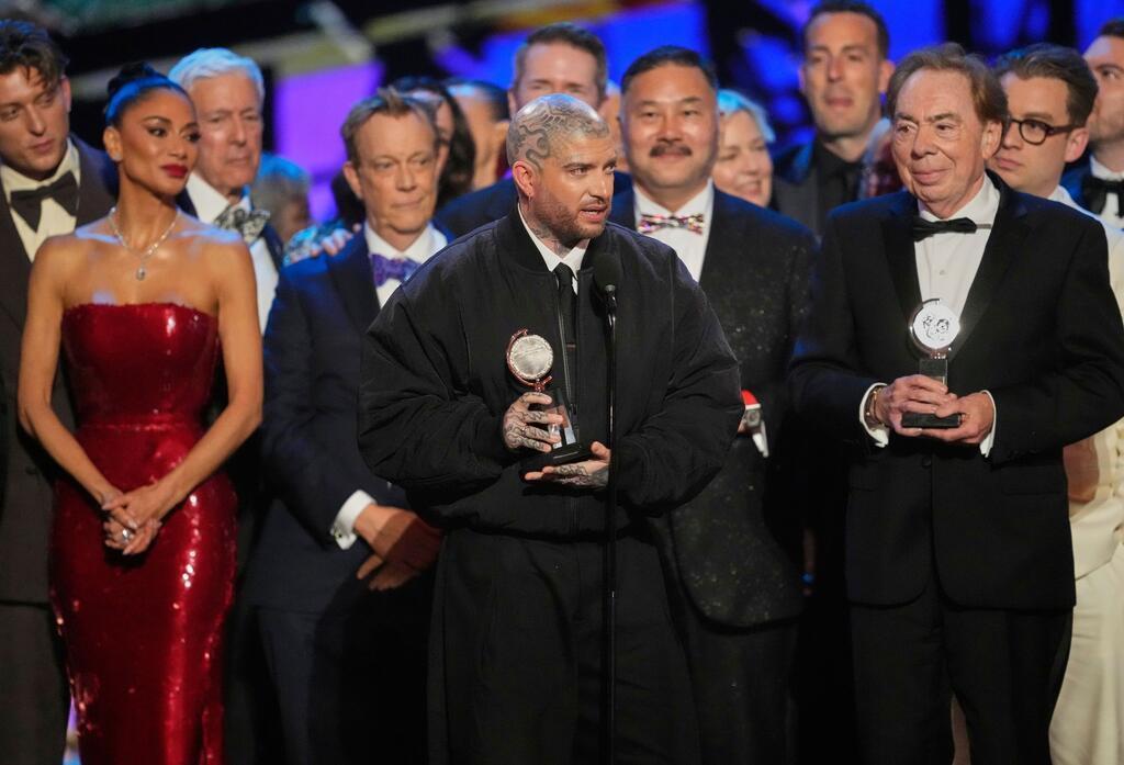 Jamie Lloyd, Mitte, nimmt am 8. Juni den Preis für die beste Wiederaufnahme eines Musicals für „Sunset Boulevard“ während der 78. Tony Awards in der Radio City Music Hall entgegen - links neben ihm Nicole Scherzinger, rechts neben ihm Webber. (Archivbild)