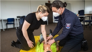 Jan Bobke, stellvertretender Leiter der Notfallsanitäterschule, zeigt Redakteurin Denise von der Ahé, wie die Herzdruckmassage funktioniert.