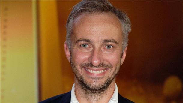 Jan Böhmermann durchleuchtet sein Publikum Jan Böhmermann und seine Redaktion kündigen an: „Lass dich überwachen!“.