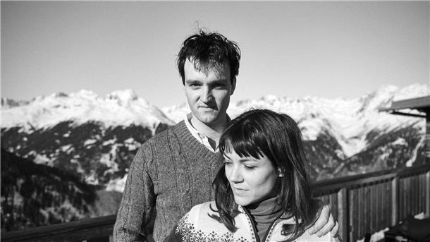 Die Filmstarts der Woche Jan Bülow als Johannes und Olivia Ross als Pianistin Karin Hönig in einer Szene des Films „Die Theorie von Allem“.