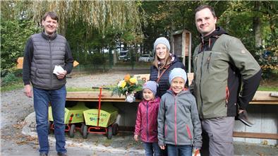 Jan-Christoph Klein (rechts) war der 80000. Zoo-Besucher in diesem Jahr in der Wingst. Zoochef Dr. Pierre Grothmann (links) gratulierte dem Misselwardener, der in Begleitung von Nicole Schneider und den Nichten Myla und Nika die Wingst besucht hatte.