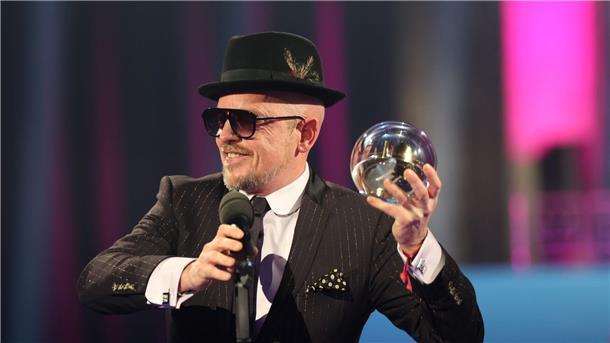 „1Live-Krone“-Verleihung: Ski Aggu feiert dreimal Jan Delay freut sich über den „Sonderpreis“ bei der Preisverleihung „1Live-Krone“.