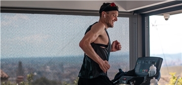 Jan Frodeno meistert den Tri@Home in rund 8:33,39 Stunden - lachend und scherzend.