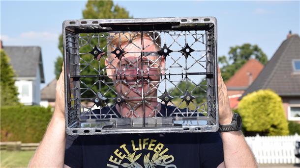Neue Spaßveranstaltung: Abbehauser organisiert Nordenhams ersten Bierkastenlauf Ein Mann guckt durch eine leere Bierkiste.