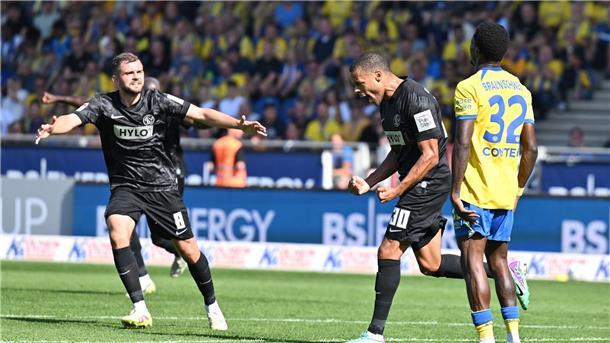 Elversberg siegt in Braunschweig - Ebnoutalib mit Doppelpack Jan Gyamerah feiert sein Tor zum 2:1 für Elversberg.
