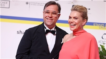 Jan Josef Liefers and Anna Loos bei der diesjährigen Verleihung des Deutschen Filmpreises in Berlin.