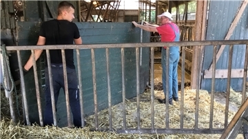 Jan Kaiser (rechts) und sein Mitarbeiter Johannes Schult machen den Weg frei. Hinter dem Tor warten die Kühe. Sie dürfen nun jeden Tag auf die Weide.