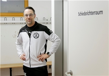 Jan Koziol vom TuS Zeven zeigt die Schiedsrichterkabine des Vereins. Sie ist abschließbar und hat eine eigene Dusche.