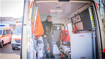 Jan Lückert von den Johannitern und SPD-Politiker Holger Welt (links) stellen den 20 Jahre alten Krankentransportwagen vor. Foto: Hartmann