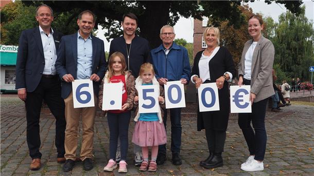 Jan Mackenberg (von links, Vorstandssprecher Volksbank), Dr. Christian Janz (Vorstand Förderverein Windpark Kuhstedt), Sven Uhrhan (Vorstand Freundeskreis Findorffschule Osterholz-Scharmbeck), Dietmar Wonneberger (Nabu Hambergen), Sabine Schumacher (Bremervörder Beschäftigungsgesellschaft) , Pia-Sophie Meyer (Nachhaltigkeitsmanagerin Volksbank).