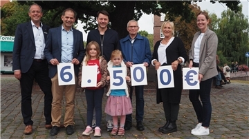 Jan Mackenberg (von links, Vorstandssprecher Volksbank), Dr. Christian Janz (Vorstand Förderverein Windpark Kuhstedt), Sven Uhrhan (Vorstand Freundeskreis Findorffschule Osterholz-Scharmbeck), Dietmar Wonneberger (Nabu Hambergen), Sabine Schumacher (Bremervörder Beschäftigungsgesellschaft) , Pia-Sophie Meyer (Nachhaltigkeitsmanagerin Volksbank).