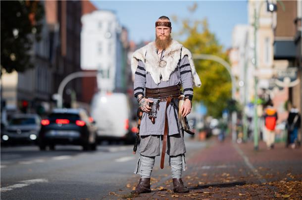 Warum dieser Bremerhavener ein Influencer in der Wikinger-Welt ist Jan Ostendorf fällt unweigerlich auf, wenn er durch Bremerhaven läuft.