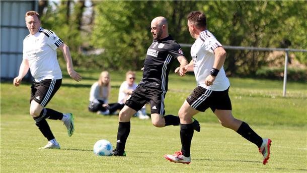 Jan Peper treibt das Leder für den TSV Bevern II nach vorn. Sein Team schlug am Sonntag den SV Ippensen II mit 3:1.