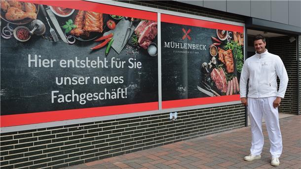 Jan-Peter Mehring steht in der Leher Straße in Spaden vor dem Gebäude in dem das neue Fachgeschäft entstehen soll. 