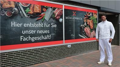 Jan-Peter Mehring steht in der Leher Straße in Spaden vor dem Gebäude in dem das neue Fachgeschäft entstehen soll. 