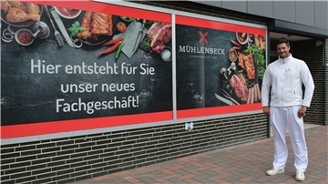 Jan-Peter Mehring steht in der Leher Straße in Spaden vor dem Gebäude in dem das neue Fachgeschäft entstehen soll. 