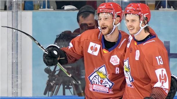Pinguins-Stürmer Jan Urbas ist weiter auf Rekordjagd Jan Urbas und Ziga Jeglic von den Fischtown Pinguins jubeln über ein Tor.