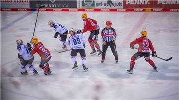 Jan Urbas, Miha Verlic und Ziga Jeglic (von links) stürmen auch nächste Saison für die Fischtown Pinguins.