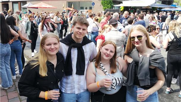 Tausende wieder beim Frühtanz in Steinau, Konkurrenz zieht trotzdem Partygäste beim Frühtanz in Steinau