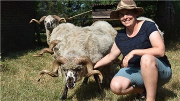 Das Foto zeigt Jana Ingerowski mit einem Walachenbock. 