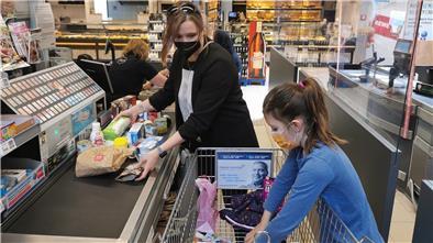 Jana Kuntzmann und ihre Tochter Hanna beim Einkauf im Rewe-Supermarkt.