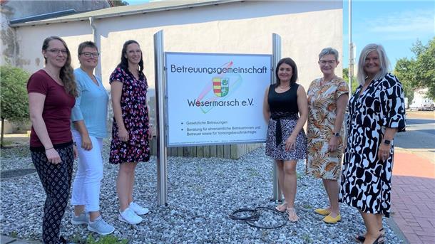 Jana Laurent (von links), Ramona Göbel, Kerstin Thümler, Lisa Grunewald, Christine Bussas und Martina Drozlik gehören zum Team der Betreuungsgemeinschaft Wesermarsch. Auf dem Bild fehlen Marco Maleky und Heidi Hellpointner.