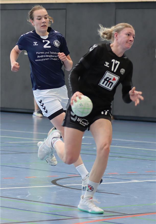 Sittenser Handballerinnen erkämpfen sich den Derbysieg Jana Pauline Lehr war für die Gäste nur schwer zu halten, erzielt hier einen ihrer insgesamt sechs Treffer für Sittensen.