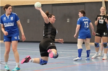 Janine Algie fliegt in den Strafraum der Gäste und erzielt eines ihrer fünf Tore zum klaren Sieg des VfL Sittensen.