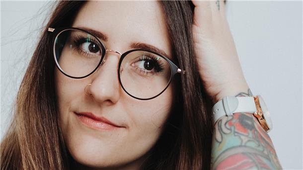 Nordenhamer Werbeagentur wird mit Web Award ausgezeichnet Es ist das Gesicht von Janine Arslan zu sehen, die sich mit ihrer Agentur Bold & People in diesem Jahr selbstständig gemacht hat.