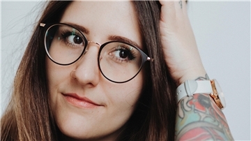 Es ist das Gesicht von Janine Arslan zu sehen, die sich mit ihrer Agentur Bold & People in diesem Jahr selbstständig gemacht hat. 