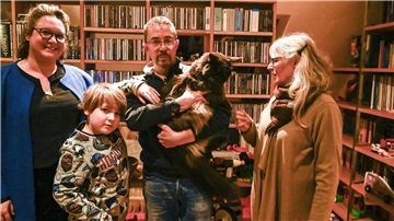 Janna Weißgerber (links), Sohn Emil und Mutter Marleen sorgen sich mit Jörn Rogge um die Katzen von Stemmen.