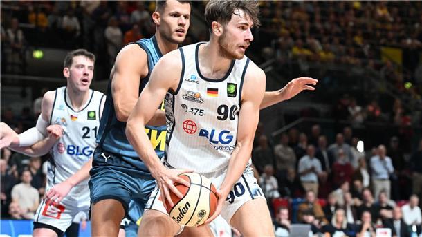 Oldenburg ist für die Eisbären eine Nummer zu groß Zwei Basketballer im Zweikampf.