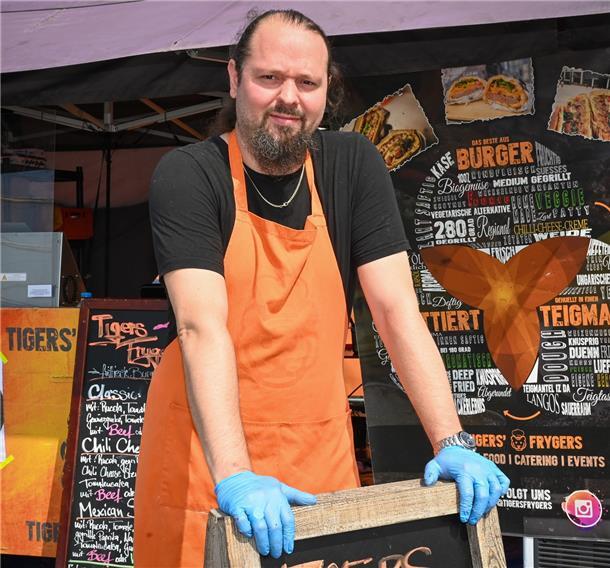 So lecker ist Streetfood bei den Maritimen Tagen Janosch Holleczek überzeugt mit seinen besonderen Burgern.