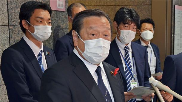 Japans Verteidigungsminister Yasukazu Hamada spricht in Tokio mit Journalisten.