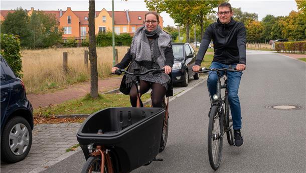 Jaqueline Stransky und Marc Hübler fahren normalerweise mit ihren Autos zur Arbeit. Eine Woche lang verzichteten sie darauf und erhielten ein E-Lastenrad.